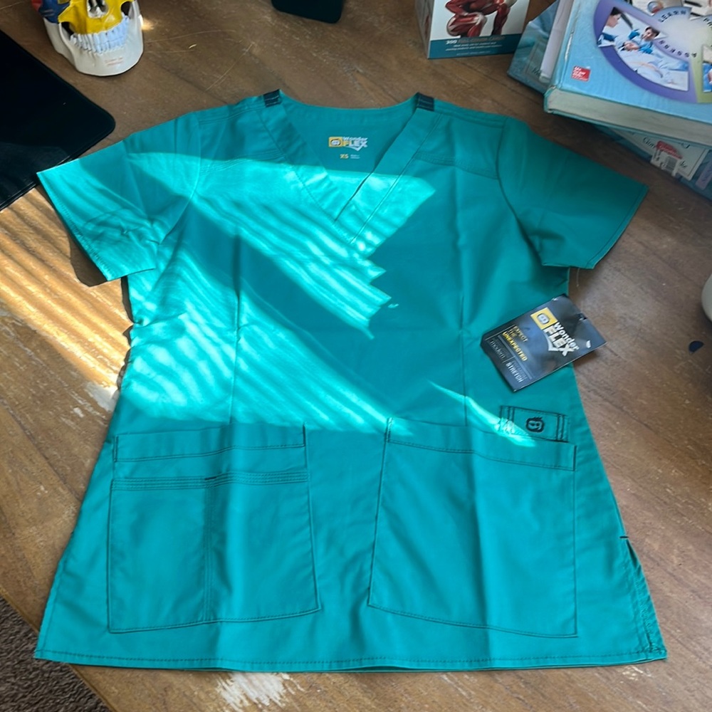 NEW WONDERFLEX SCRUB TOP in medical green!!